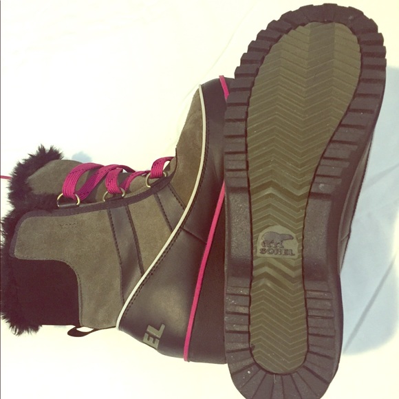 Sorel Shoes - BRAND NEW. Hunter Green/ Pink Sorel winter boots